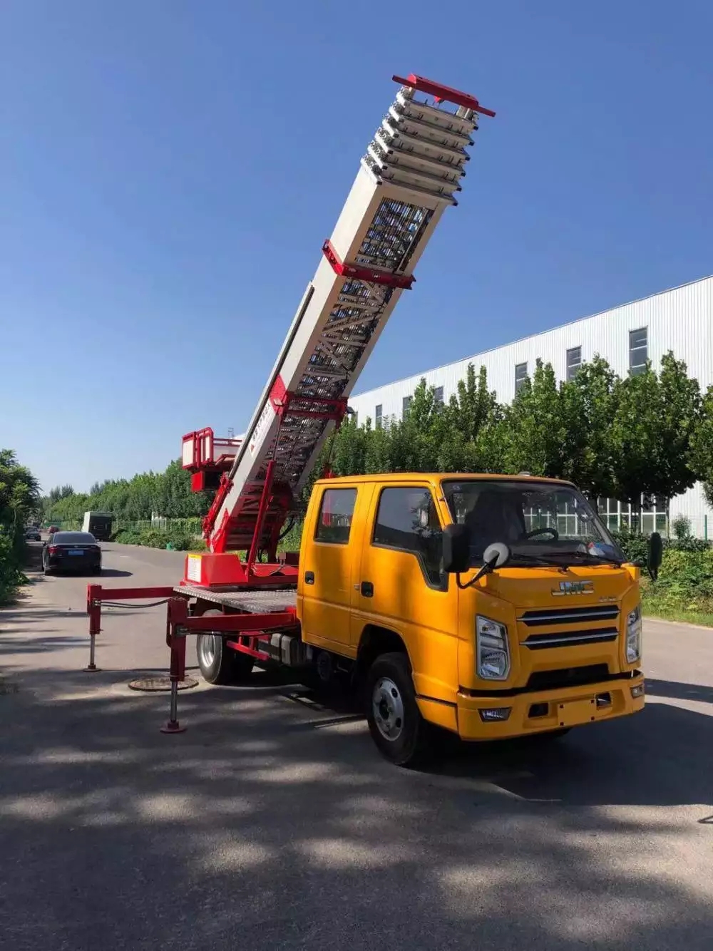 兰洋镇附近的云梯车出租服务：轻松解决高空作业需求